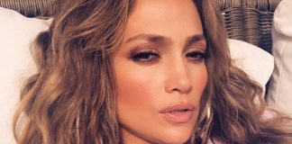 Jennifer Lopez posta foto de maiô e seu bumbum dá o que falar