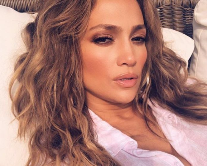 Jennifer Lopez posta foto de maiô e seu bumbum dá o que falar