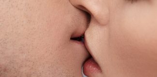 É possível pegar DST através do beijo?
