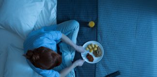 Comer antes de dormir faz mal?