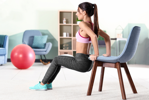exercícios para o corpo inteiro com cadeira
